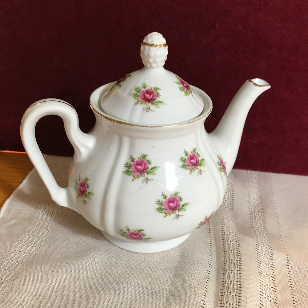 PRetty   vintage teapot w roses